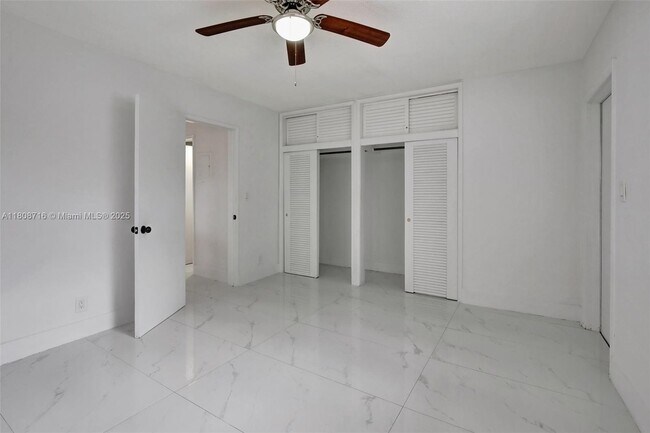 Building Photo - 1520 NE 56th St