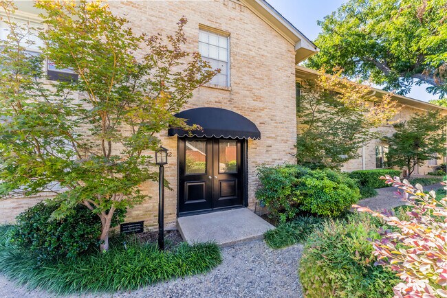 Building Photo - 7718 Royal Ln