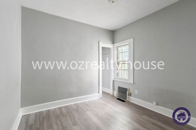 Building Photo - 207 Pulaski St