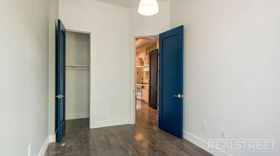 Building Photo - Massive 3 Bed (Flex 4 Bed) 3.5 Bath Duplex with Private Backyard in Bed-Stuy