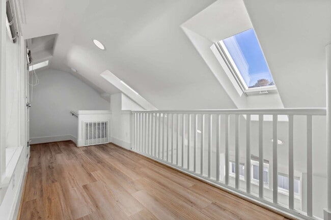 Building Photo - Stunning Capitol Hill Townhome in Prime Seattle Location – 3BR / 3BA Available June 7