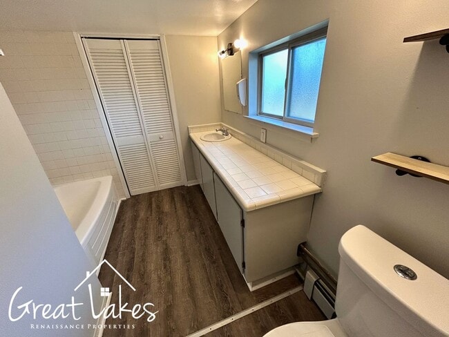 Building Photo - Beautiful 2 Bedroom 1 Bathroom now availab...