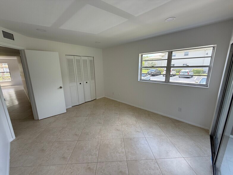 Building Photo - 2 Lake Vista Trl