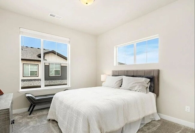 Building Photo - Elegant Townhome in Loveland