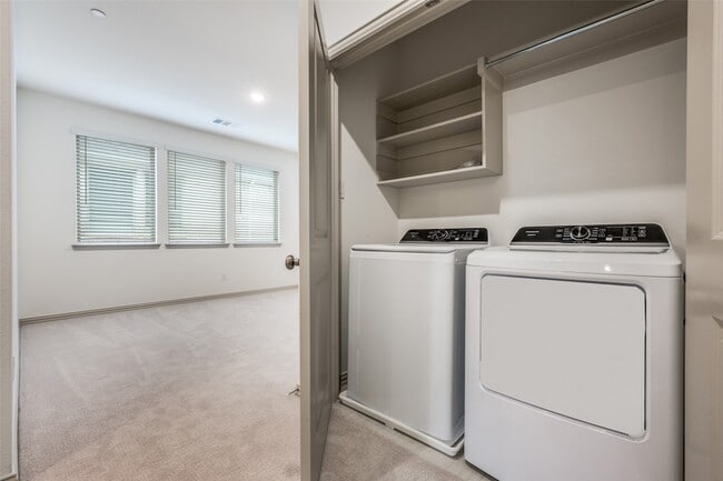 Building Photo - 512 Parkside Dr