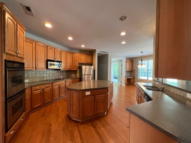 Building Photo - 9720 Royal Colony Dr