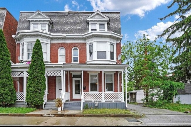 Building Photo - 213 Kurtz Ave