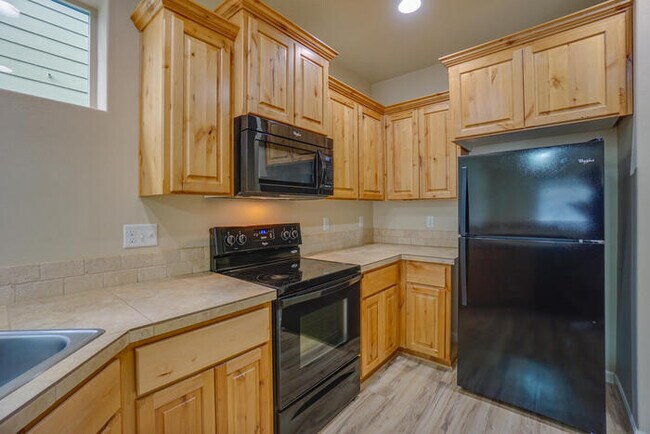 Building Photo - BEAUTIFUL THREE BEDROOM IN HAZEL DELL