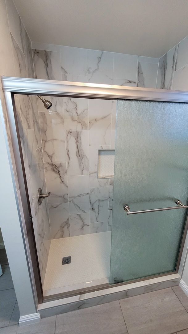 Building Photo - 6 Bedroom 3 Bath Two Story House with REMODELED Kitchen and Bathrooms Available Now!