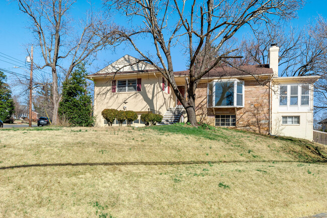 Primary Photo - 3801 N Oakland St