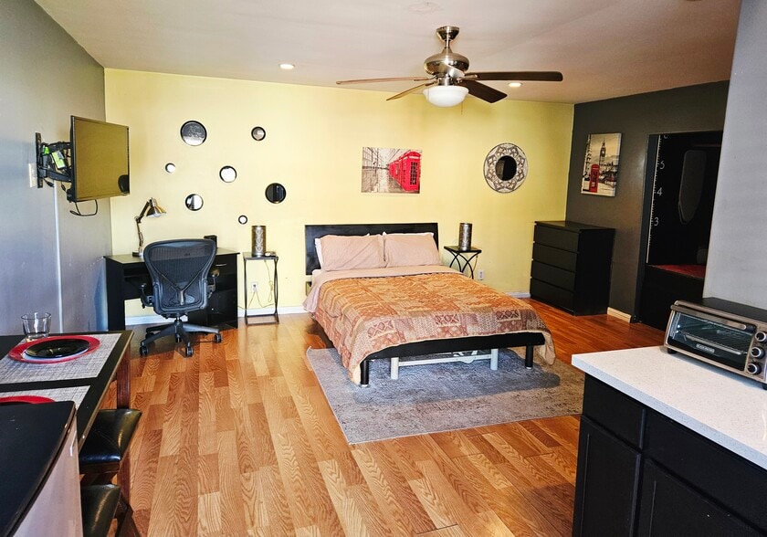 Building Photo - 4909 W 119th St