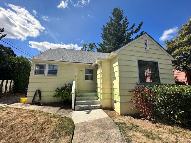 Building Photo - Gorgeous Pet-Friendly 3 Bedroom 1 Bath House