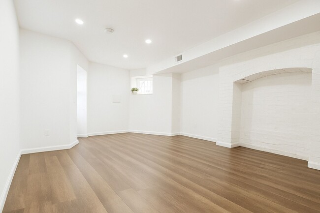 Building Photo - Spacious 5BR Townhome in Washington, DC