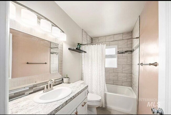 Building Photo - 2bd, 1b Cozy Home awaits in Boise Bench!