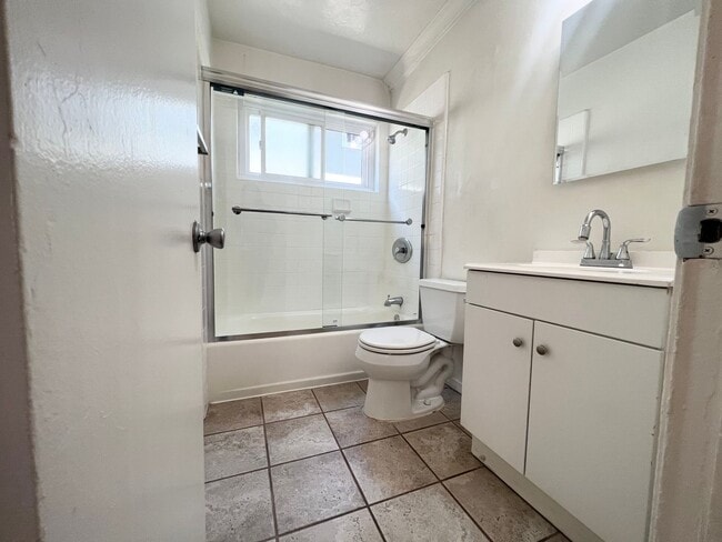 Building Photo - 1 Bed 1 Bath Pacific Beach Apartments