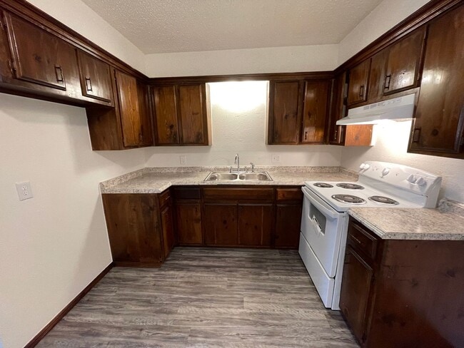 Building Photo - 2 bed 1 bath duplex tastefully updated in a great location in the heart of Blanchard! Plenty of p...