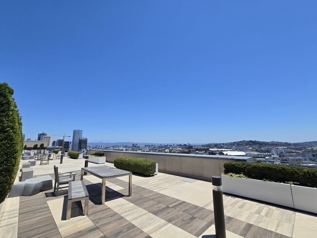 Building Photo - Luxury Urband Living - Top Level Linea Condo with 2 Bed / 2 Bath
