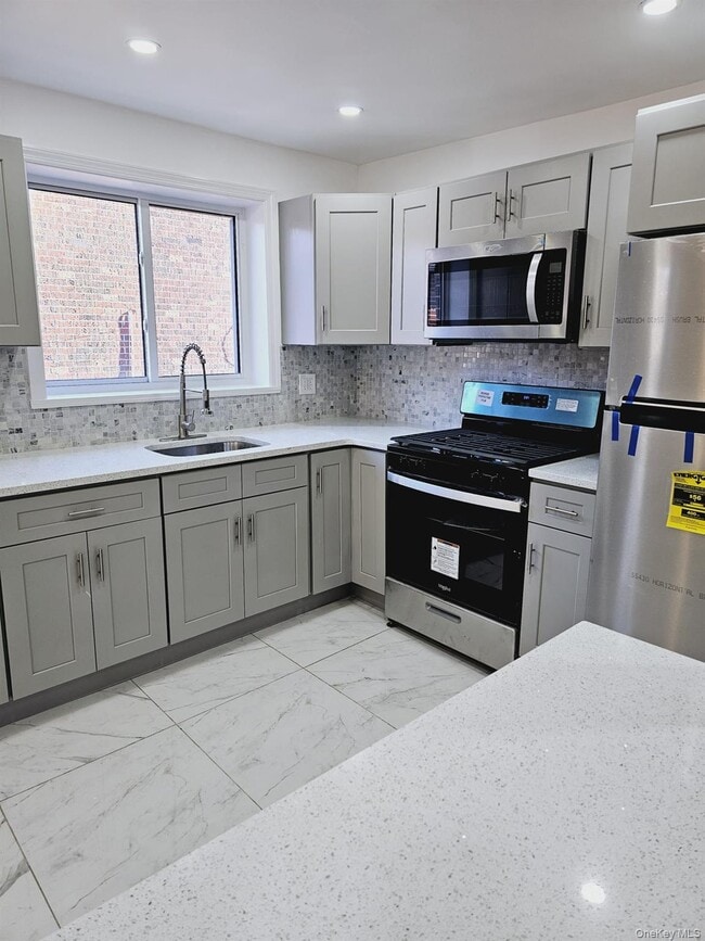 Building Photo - 1250 E 70th St