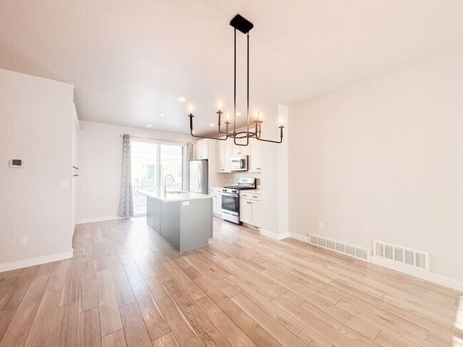Building Photo - Stunning and Spacious 3BR 3BA Townhouse w/ Quartz Kitchen + Garage Parking + Modern Finishes in E...