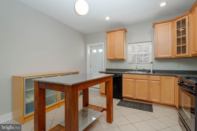 Building Photo - 224 N Milton Ave