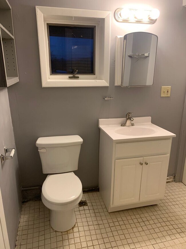 Building Photo - Spacious 1-Bedroom Apartment with Parking & Shared Yard — Midtown Kingston