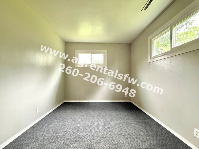 Building Photo - 3 Bedroom House