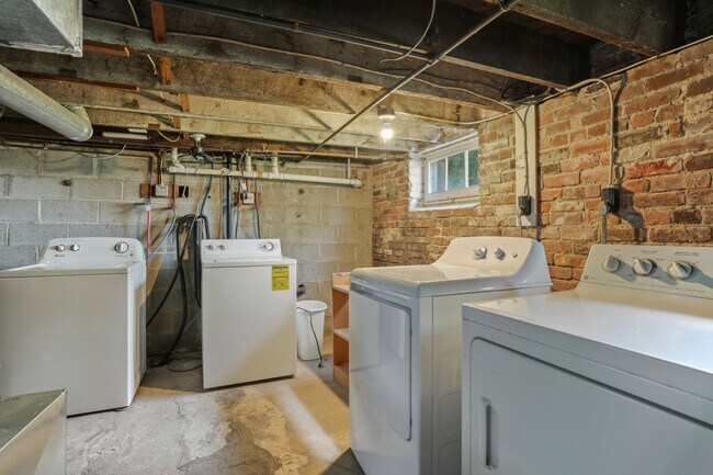 Building Photo - 221 Hunyadi Ave