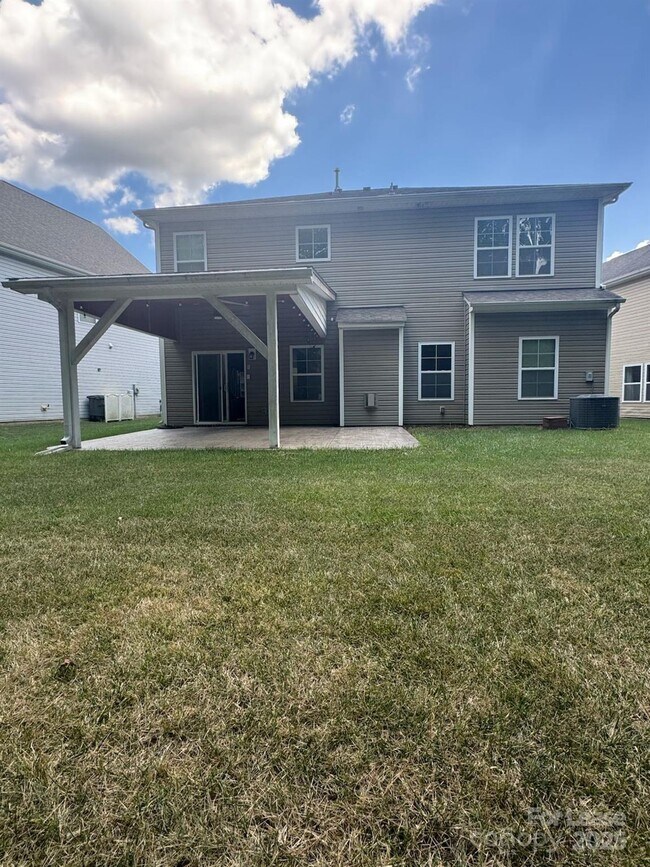 Building Photo - 2202 Laurens Dr