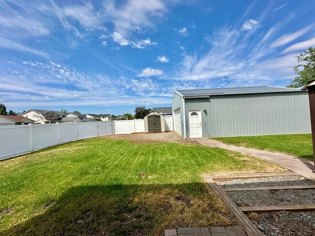 Building Photo - Newly Renovated Expansive Multi story 4 be...