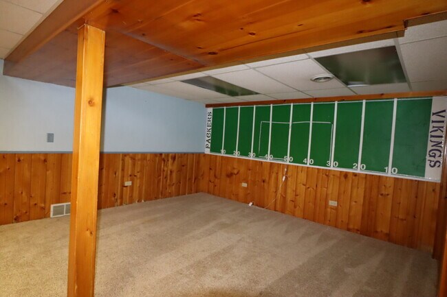 Building Photo - "Spacious 4-Bedroom 2 Bath with Finished B...