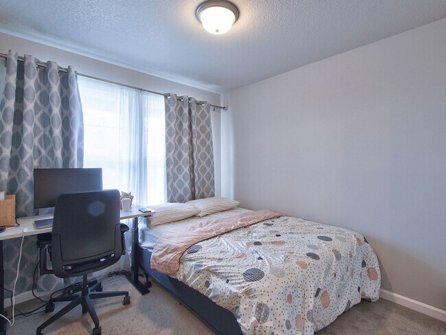 Building Photo - Like New Reed's Crossing Townhouse! Available Now!!