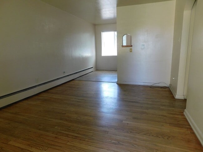 Building Photo - Cute End Unit Apartment Close to CMU