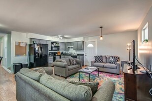 Building Photo - 2003 Rosecliff Dr