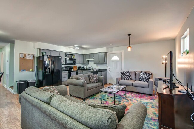 Building Photo - 2003 Rosecliff Dr