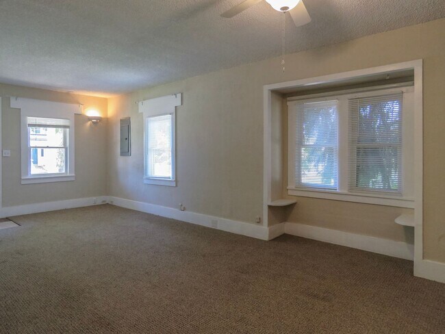 Building Photo - 2 Bedroom Cottage with in walking distance...