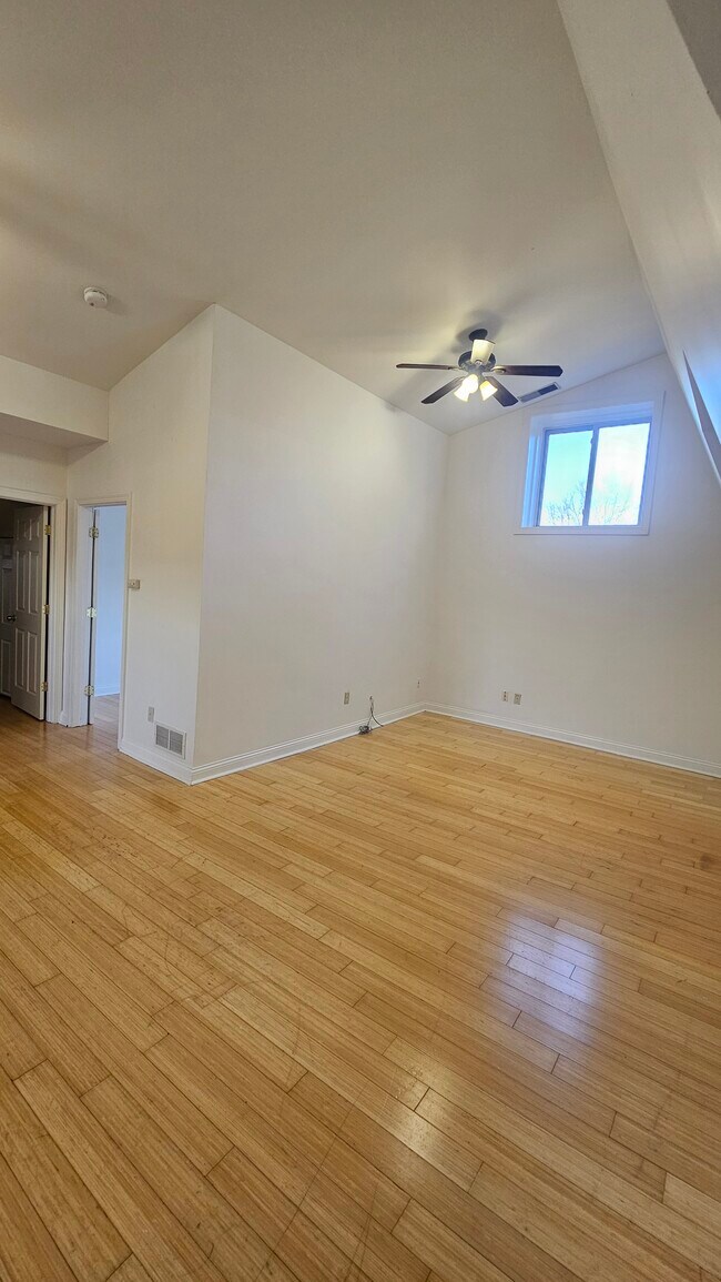 Building Photo - 635 Kress Aly