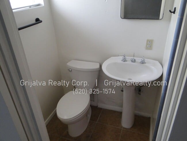 Building Photo - 1415 E Lester St