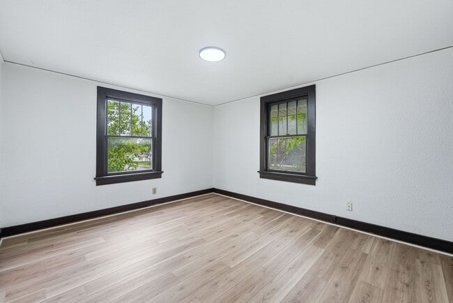 Building Photo - Freshly Updated 3BR Home