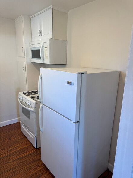 Building Photo - 627 Rose Ave