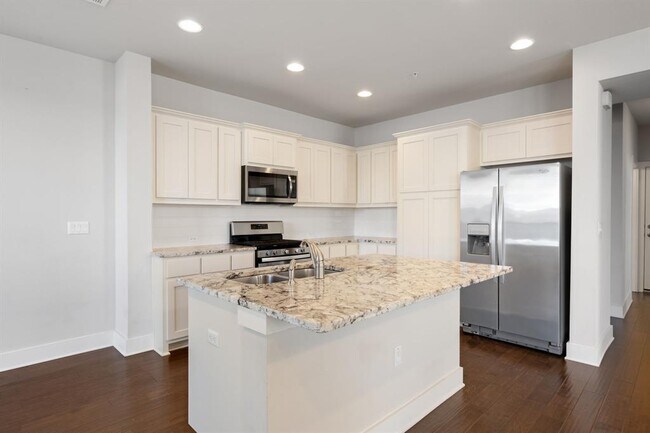 Building Photo - 13800 Lyndhurst St