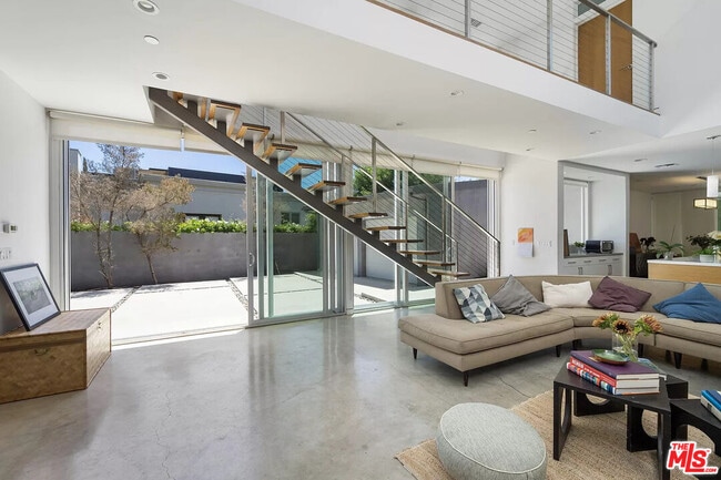 Building Photo - 547 Huntley Dr