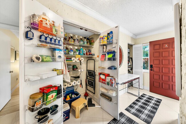 Building Photo - 9285 Vista del Lago