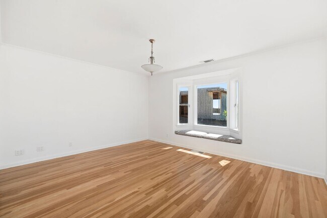 Building Photo - 1685 Sunset Plaza Dr