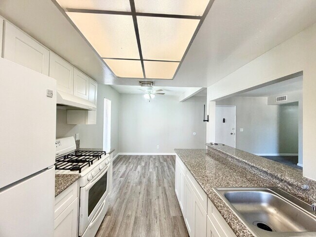 Building Photo - HIVE SUMMER MOVE-IN SPECIAL: 3 BEDROOM CONDO | COMMUNITY POOLS + WALKING TRAILS | CENTRAL LAS VEG...