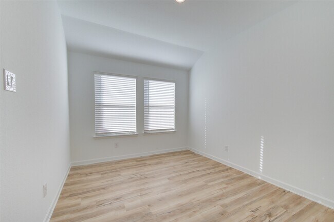 Building Photo - 3330 Meadknoll Ln