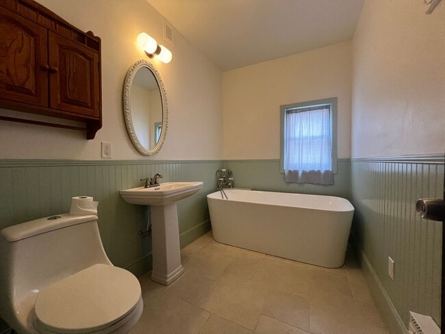 Building Photo - 3 bed and 2 bath house in downtown Johnson...