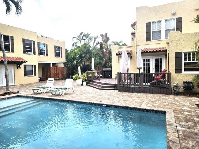 Primary Photo - 206 Edgewood Dr