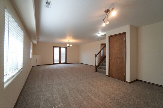 Building Photo - 4244 Round Hill Dr