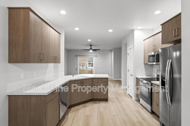 Building Photo - 895 N Aleppo Wy