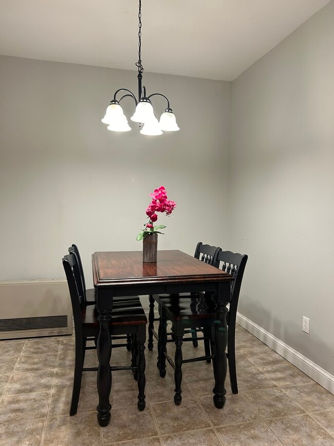 Dining area - 10 Independence Way